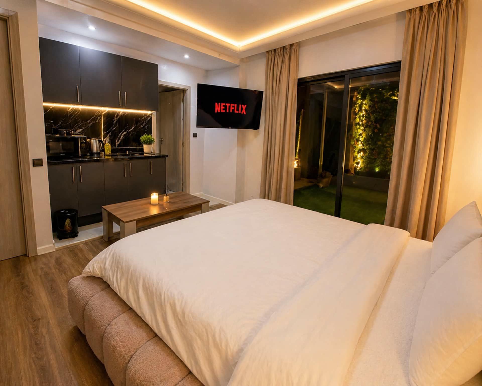 Estudio con cocina, TV y acceso a la terraza