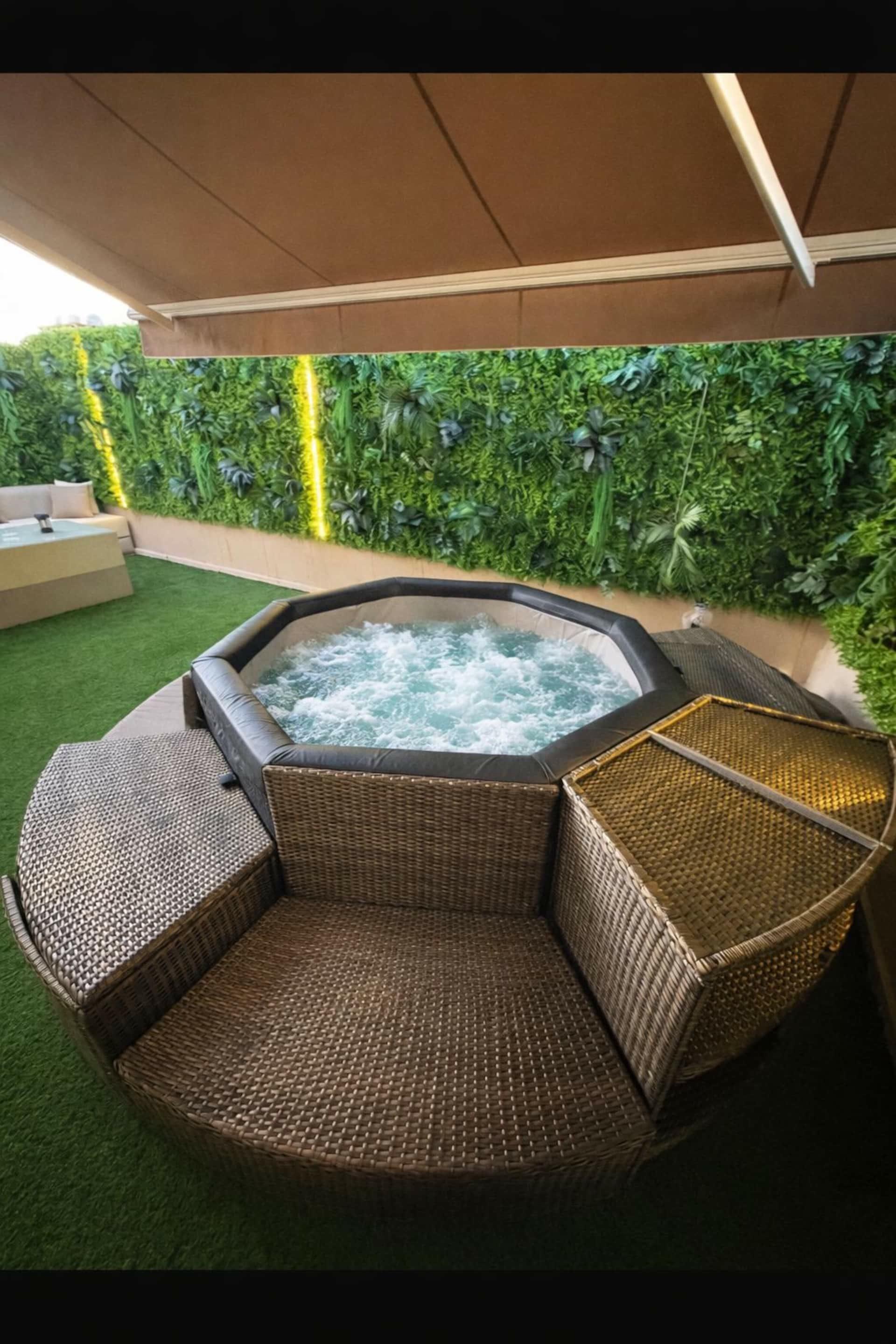 Jacuzzi burbujeante rodeado de vegetación