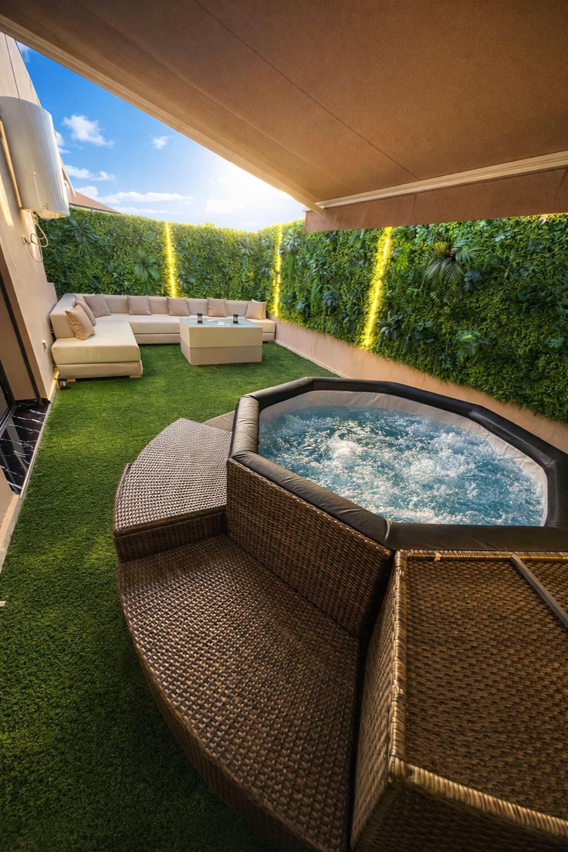 Terraza con jacuzzi y gran salón exterior