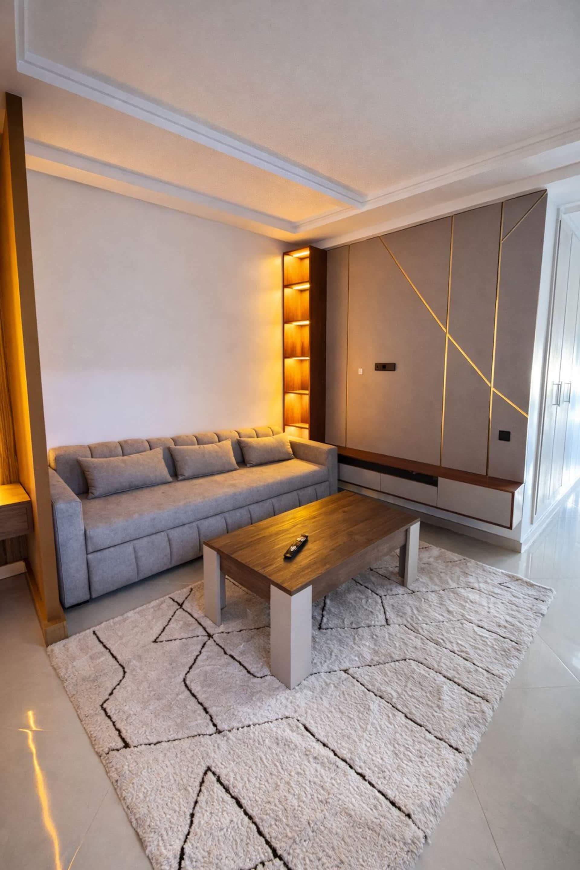 Salon aux lignes dorées avec canapé et table basse en bois