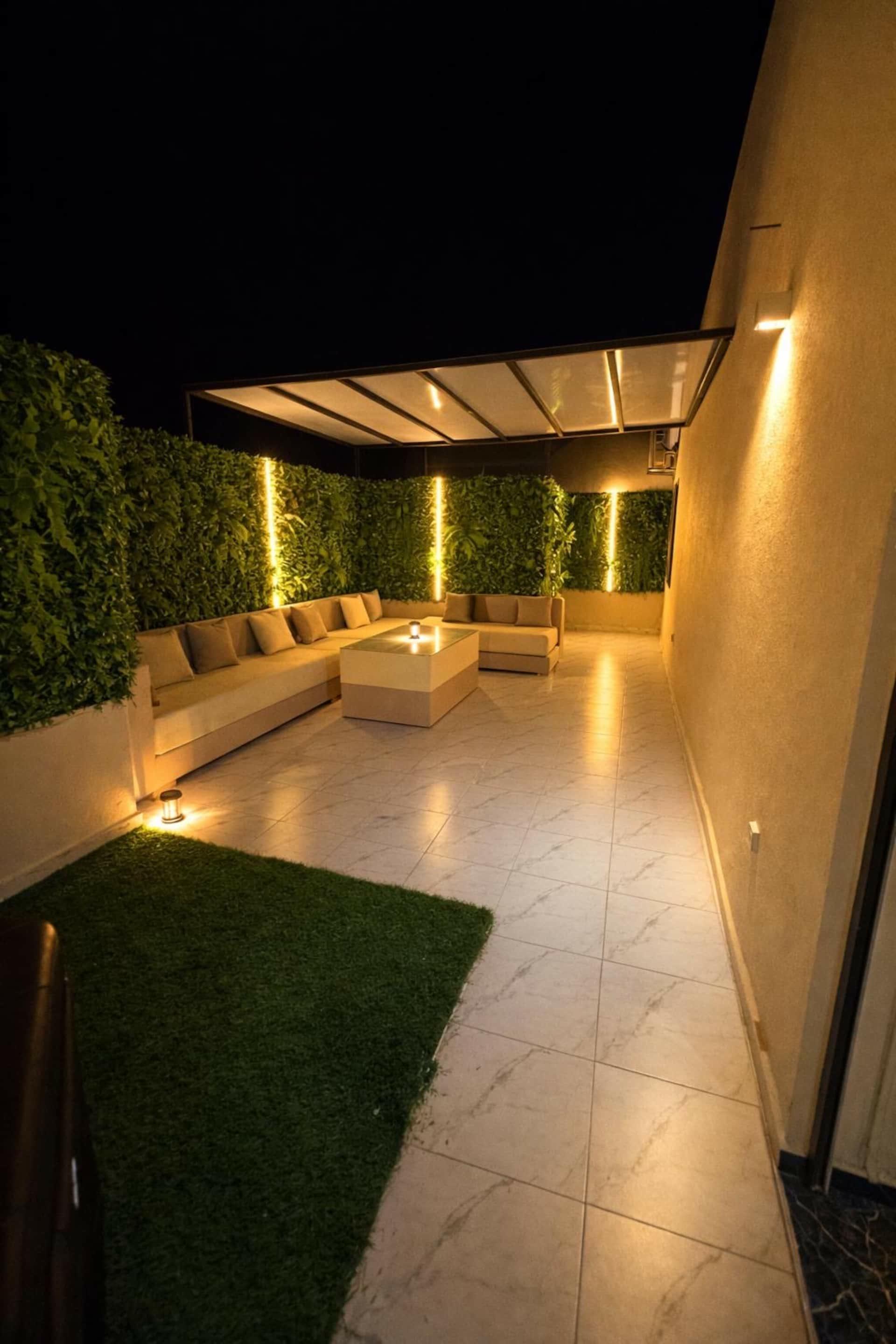 Salon d'extérieur éclairé le soir sur la terrasse du Golden Studio