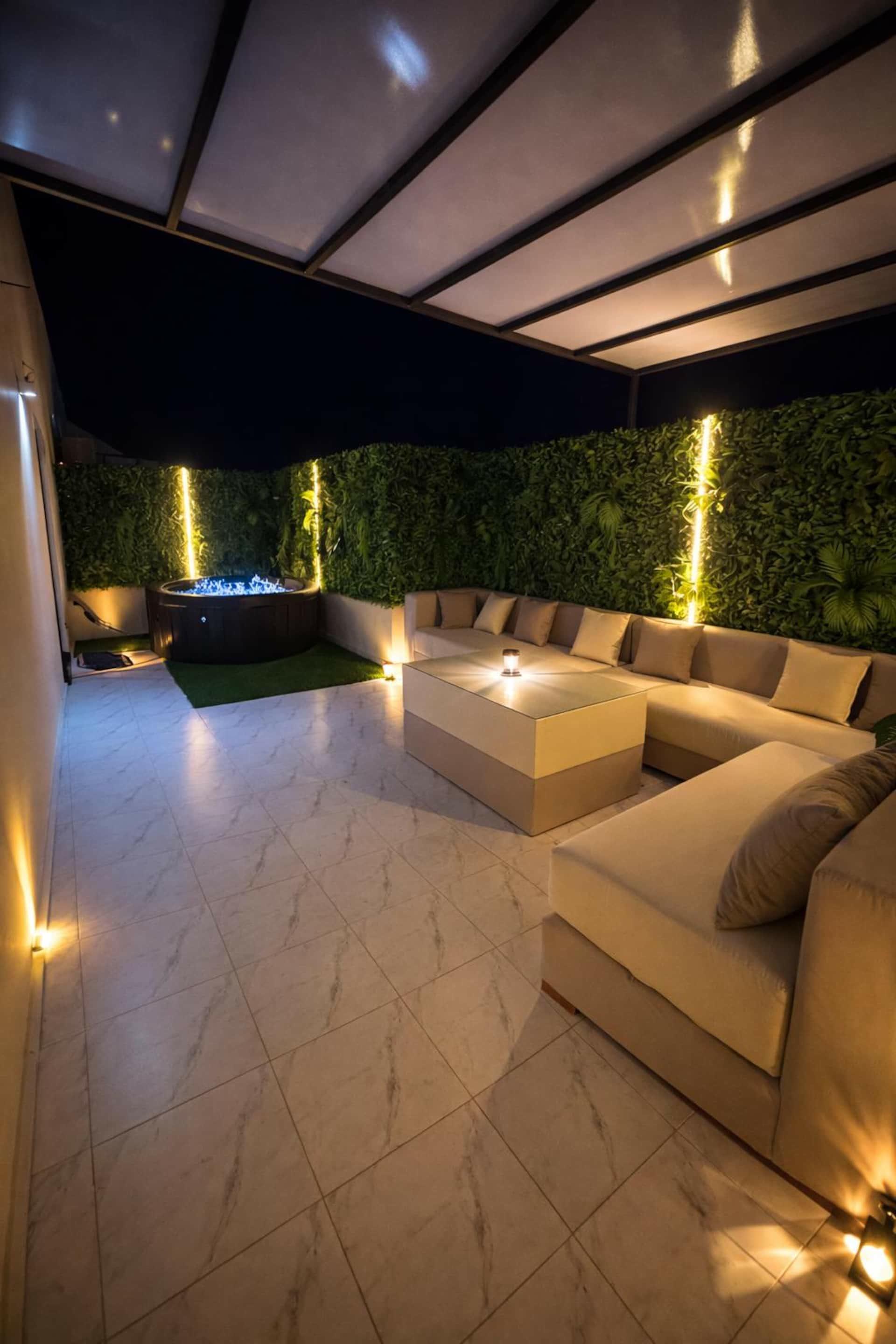 Terraza del Golden Studio de noche con salón y jacuzzi