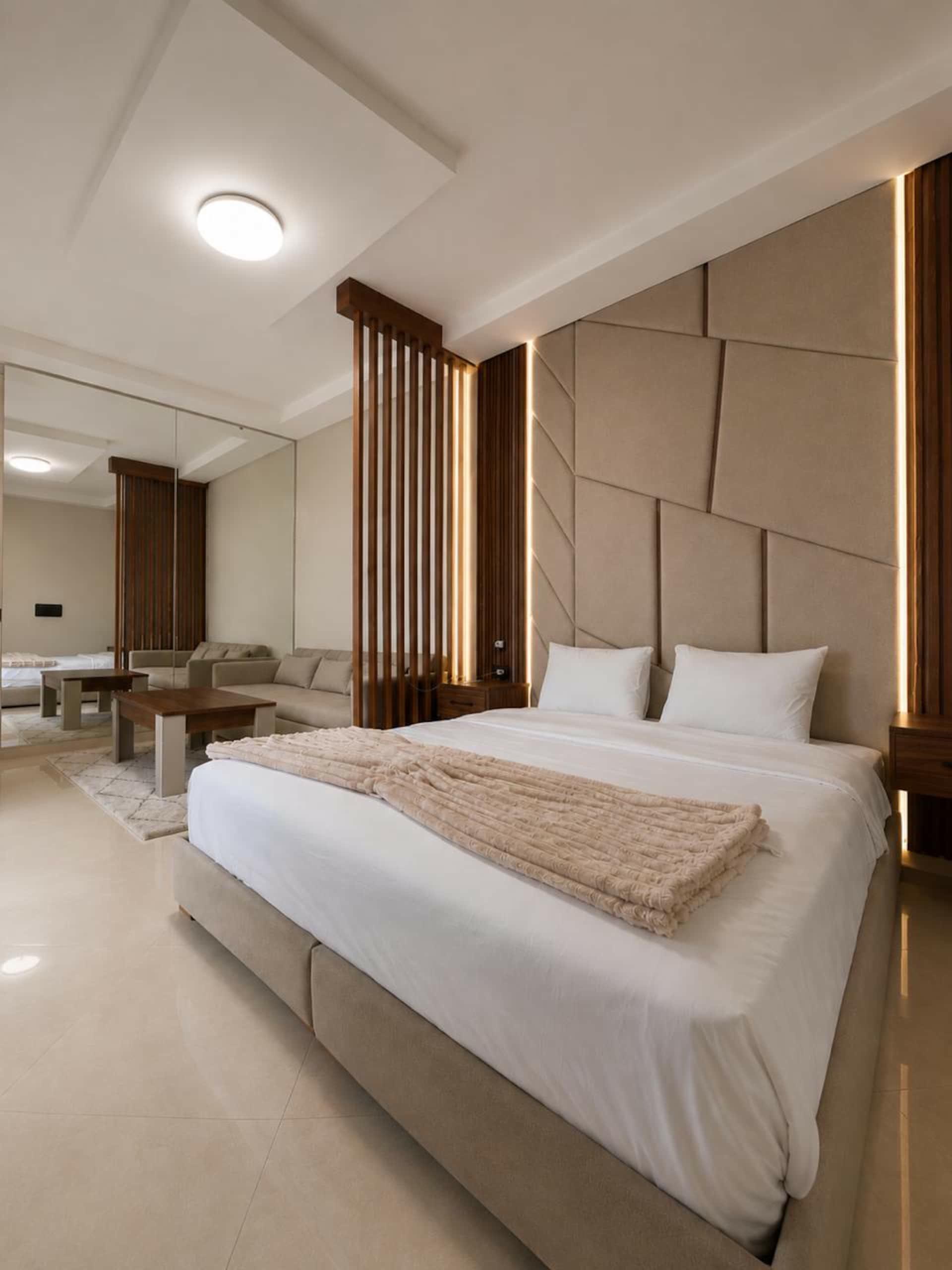 Cama king size con cabecero acolchado y celosía de madera