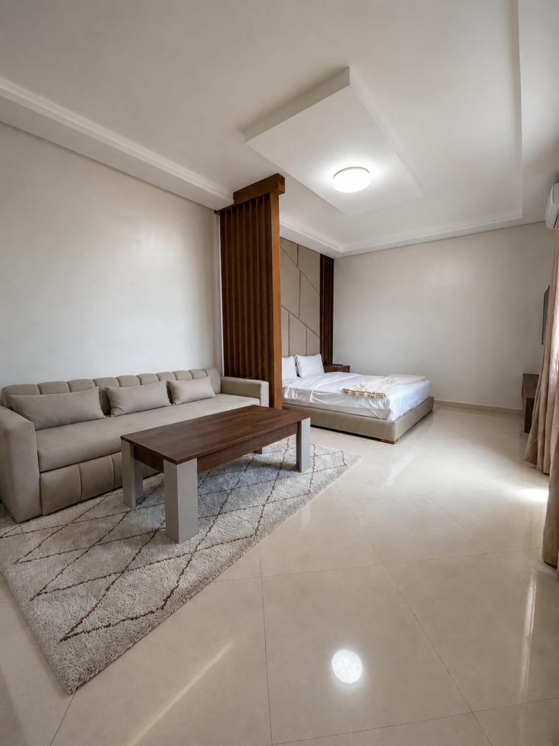 Salón con sofá cama y alfombra bereber